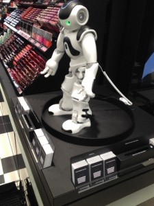 Nao nous accueille a l entree du magasin 2